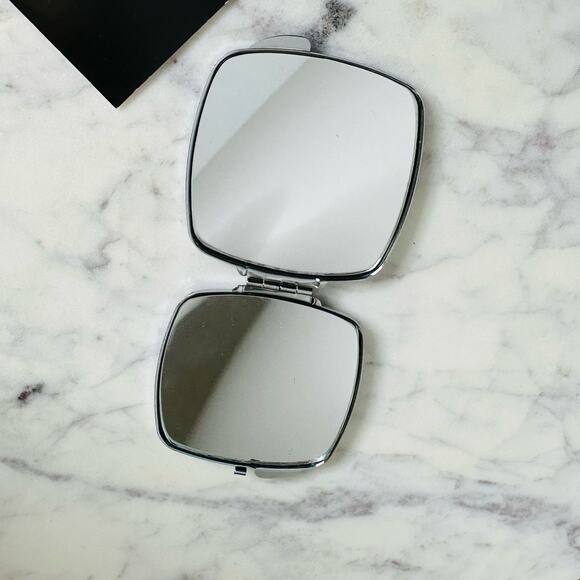 Mujer de perfil con quimono compact mirror - Picture 6 of 6